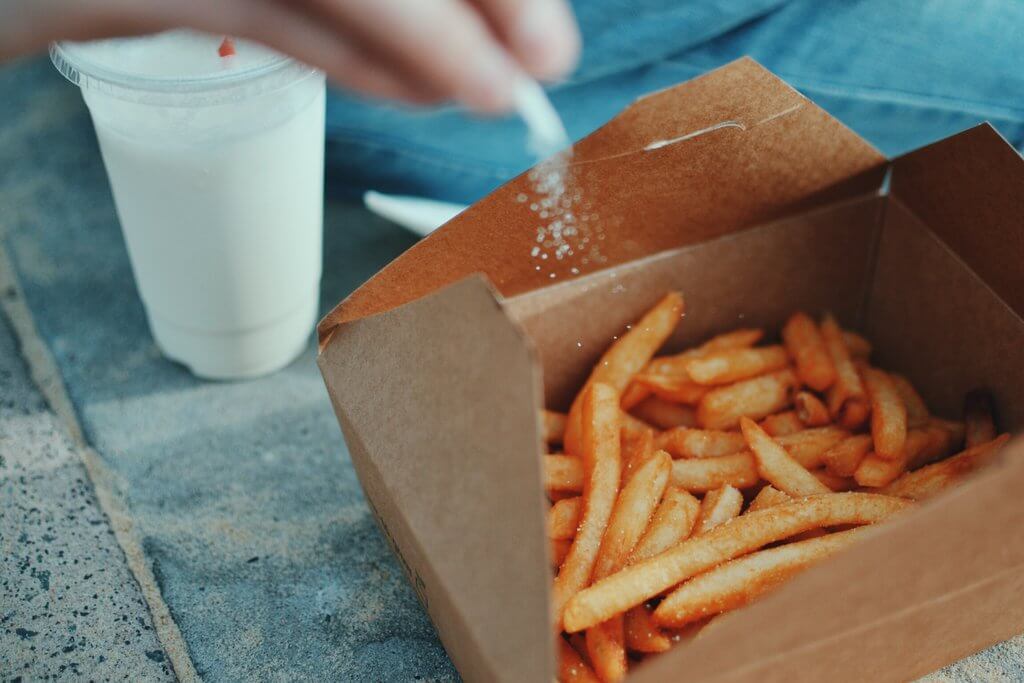 aby ketoza miała miejsce, należy unikać tłuszczów trans, fast foodów i nadmiaru soli