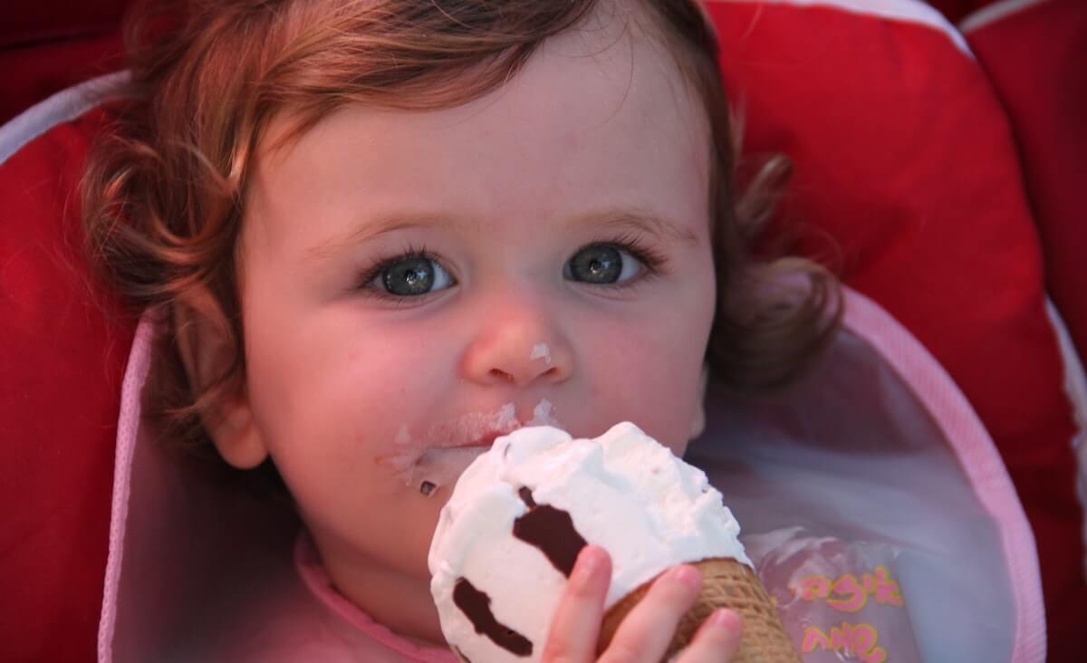 małe dziecko jedzące lody